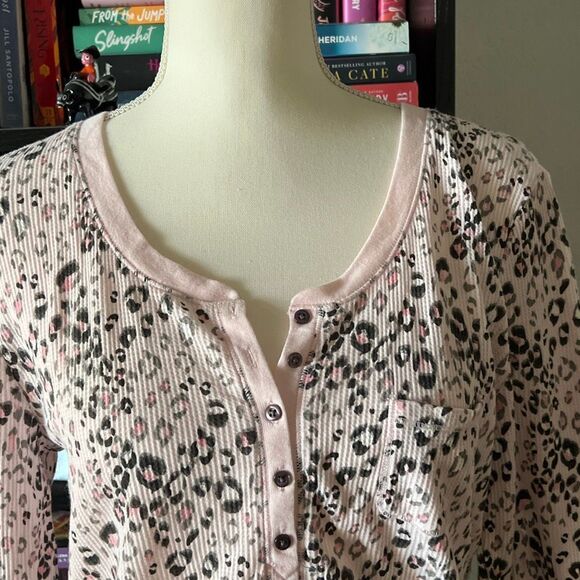 Jane & Bleecker Size Medium Pink Cheetah Print thermal pj top lounge top - Picture 4 of 6
